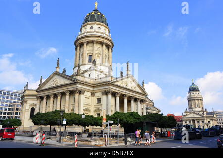 Blick auf den Deutschen Dom (l) und den Französischen Dom auf dem Gendarmenmarkt a Berlino, aufgenommen am Mittwoch (04.08.2010). Ein besuch zu dem ist Gendarmenmarkt für jeder Tourist einen muss. Foto: Alex Morris dpa/ibn Foto Stock