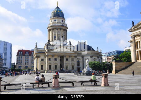 Blick auf den Deutschen Dom auf dem Gedarmenmarkt a Berlino, aufgenommen am Mittwoch (04.08.2010). Der Gendarmenmarkt entstand Ende des 17. Jahrhunderts und ist ein muss für jeder turista. Foto: Alex Morris dpa/ibn Foto Stock