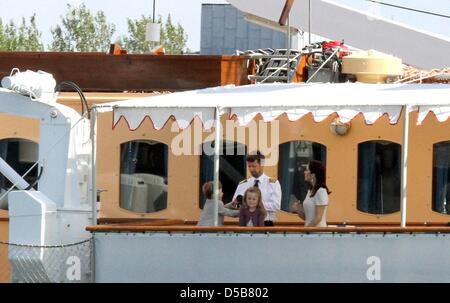 Danish Crown Prince Frederik, Principessa Maria e i loro figli la Principessa Isabella e del principe cristiano assistere alla celebrazione della Marina danese il 500 anniversario a Copenhagen, in Danimarca, il 10 agosto 2010. Foto: Albert Nieboer Foto Stock