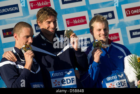 Nuotatore francese Camille Lacourt (C) pone con la sua medaglia d'oro in 100m dorso accanto al secondo posto Jeremy Stravius dalla Francia e Liam Tancock (R) dalla Gran Bretagna durante la cerimonia di premiazione del trentesimo LEN Campionati Europei a Budapest, Ungheria, 10 agosto 2010. Foto: Bernd Thissen Foto Stock