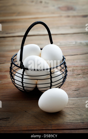 Whitel uova di pasqua nel filo nero carrello Foto Stock