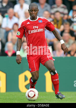 Di Amburgo Eljero Elia controlla il pallone durante la Coppa DFB 1. round match Torgelow SV Greif vs SV Amburgo in Torgelow, Germania, 15 agosto 2010. Amburgo sezionate Torgelow con 5-1 e si sposta fino a 2° round. Foto: Bernd Wuestneck Foto Stock