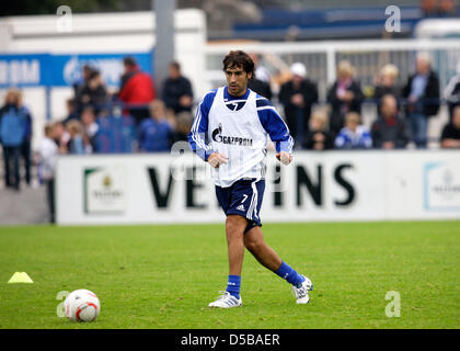 FC Schalke 04's soccer player Raul partecipa alla sessione di formazione della Bundesliga club di calcio FC Schalke 04 a Gelsenkirchen (Germania), 18 agosto 2010. Foto: Rolf Vennenbernd Foto Stock