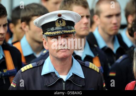 Captian Norbert Schatz di tre-mast barque "Gorch Fock", nave da addestramento della Marina tedesca, è sul ponte come "Gorch Fock" lascia il porto navale di Kiel, Germania, 20 agosto 2010. La crociera di formazione in Sud America è prevista per circumnavigare Capo Horn e il coperchio più di 42.000 chilometri, il che significa che per diventare uno dei più lunghi nella storia della nave. Più di 250 officer c Foto Stock