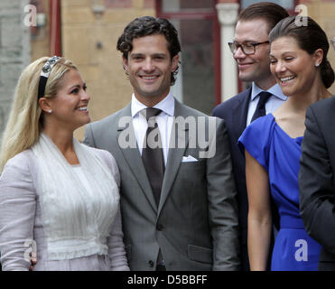 La principessa Madeleine di Svezia (L-R), il Principe Filippo, Prince Daniel e Crown Princess Victoria arriva a Saint Nicolas Kykra in Oerebro, Svezia il 21 agosto 2010. La famiglia reale svedese frequentare il bicentenario della sessione del Parlamento del 1810 in Oerebro. 21 agosto 2010, segna il bicentenario del giorno Jean Baptiste Bernadotte era stato eletto erede al thr svedese Foto Stock