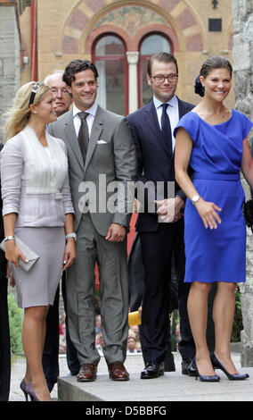 La principessa Madeleine di Svezia (L-R), il Principe Filippo, Prince Daniel e Crown Princess Victoria arriva a Saint Nicolas Kykra in Oerebro, Svezia il 21 agosto 2010. La famiglia reale svedese frequentare il bicentenario della sessione del Parlamento del 1810 in Oerebro. 21 agosto 2010, segna il bicentenario del giorno Jean Baptiste Bernadotte era stato eletto erede al thr svedese Foto Stock