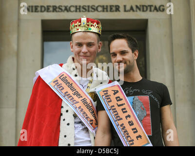 Undicesimo Gay Heide-King Steve Jagomast (Steve I. - L) e il suo aiutante Pierre Hellbusch (R) stand davanti al parlamento di stato a Hannover, Germania, 24 agosto 2010. Kreszentia Flauger, Bassa Sassonia è presidentessa del partito di sinistra, diede la Heide-King fiori e un 600 Euro-verificare come il denaro degli aiuti per il cinema film della serie "Gay Movietime', poco prima. Steve Heide-King I. è la repr Foto Stock