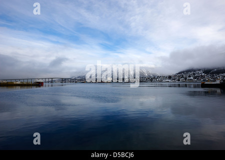 Tromso lungomare e ponte in una fredda giornata invernale di Troms Norvegia europa Foto Stock