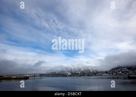 Tromso lungomare e ponte in una fredda giornata invernale di Troms Norvegia europa Foto Stock