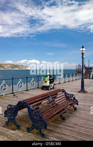 Un pescatore disabili sul restaurato molo vittoriano a Swanage nel Dorset England Regno Unito Foto Stock