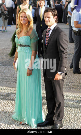 La principessa Madeleine di Svezia e il Principe Carl Philip di Svezia arrivano all'Agios Nikolaos la chiesa per la cerimonia di nozze di Nikolaos, figlio dell'ex re greco e la sua sposa Tatiana Blatnik su Spetses Island, Grecia, 25 agosto 2010. Il giovane si è sposato nel dipinto di bianco risalente al XIX secolo cattedrale. Il matrimonio è stato frequentato da royals da tutta Europa, tra cui la royal f Foto Stock