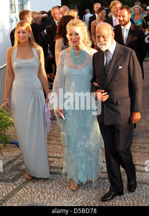 Le Loro Altezze Reali il principe e la Principessa Michael di Kent arrivare con la Signora Gabriella Windsor (L) ad Agios Nikolaos la chiesa per la sua cerimonia di nozze con la sua sposa Tatiana Blatnik (invisibile) su Spetses Island, Grecia, 25 agosto 2010. Il giovane si è sposato nel dipinto di bianco risalente al XIX secolo cattedrale. Il matrimonio è stato frequentato da royals da tutta Europa, comprese le famiglie reali o Foto Stock