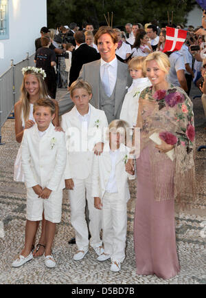 Il principe ereditario Pavlos della Grecia e Crown Princess Marie-Chantal arrivano con i bambini, Principessa Maria-Olympia (L), il Principe Costantino Alexios (3 L), il Principe Achileas-Andreas (2-L), il Principe Odysseas-Kimon (C) e il Principe Aristide Stavros (2-R) all'Agios Nikolaos la chiesa per la cerimonia di nozze di Nikolaos, figlio dell'ex re greco e la sua sposa Tatiana Blatnik sull isola di Spetses Foto Stock