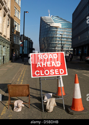 Chiusura della strada segno con il Noma edificio in Manchester REGNO UNITO Foto Stock