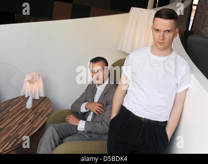 (File) - Un file di dpa foto datata 16 luglio 2010 mostra i musicisti Theo Hutchcraft (L) e Adam Anderson di British elektronic banda "male" di Berlino, Germania. Il duo di album di debutto è intitolato "felicità" e sarà rilasciato in Germania il 27 agosto 2010. Foto: Britta Pedersen Foto Stock