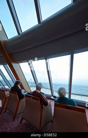 I passeggeri anziani la lettura di libri sulla visualizzazione di ponte della nave hurtigruten midnatsol mv Norvegia europa Foto Stock