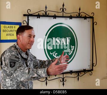 Il generale David Petraeus, comandante di ISAF e le forze USA in Afghanistan, i gesti durante l'arrivo del Presidente del Bundestag tedesco Norbert Lammert (non nella poicture), presso il quartier generale di ISAF a Kabul, 29 agosto 2010. Lammert visite delle forze armate delle forze armate tedesche che operano come forza internazionale di assistenza alla sicurezza (ISAF) in Afghanistan. Foto: FABRIZIO BENSCH Foto Stock