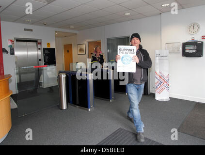 Nottingham, Regno Unito. Il 28 marzo 2013. I percussori a BBC Nottingham walkout fuori al mezzogiorno per 12 ore di sciopero - Unione Nazionale dei Giornalisti e il BECTU - BBC Nottingham Foto Stock