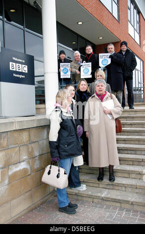 Nottingham, Regno Unito. Il 28 marzo 2013. I percussori a BBC Nottingham walkout fuori al mezzogiorno per 12 ore di sciopero - Unione Nazionale dei Giornalisti e il BECTU - BBC Nottingham .Nottingham NUJ Presidente Di Peasey davanti a destra Foto Stock