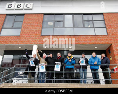 Nottingham, Regno Unito. Il 28 marzo 2013. I percussori a BBC Nottingham walkout fuori al mezzogiorno per 12 ore di sciopero - Unione Nazionale dei Giornalisti e il BECTU - BBC Nottingham Foto Stock