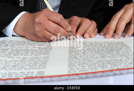 Rabbi Shlomo Bistritzky scrive le ultime lettere del nuovo rotolo di Torah di Amburgo Centro Chabad durante una festa di inaugurazione atto del movimento Hasidic Chabad-Lubavitch ad Amburgo, Germania, 31 agosto 2010. Foto: Marcus Brandt Foto Stock