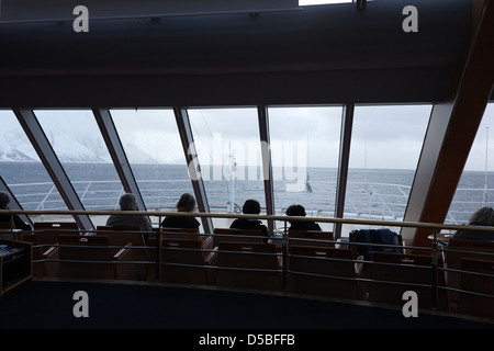 I passeggeri anziani la lettura di libri sulla visualizzazione di ponte della nave hurtigruten midnatsol mv Norvegia europa Foto Stock