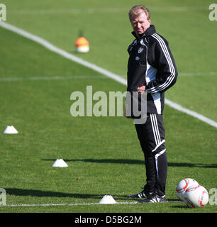 Wolfsburg il capo allenatore Steve McClaren sorge su un campo di calcio durante una sessione di formazione in Wolfsburg, Germania, 31 agosto 2010. Foto: Jens Wolf Foto Stock