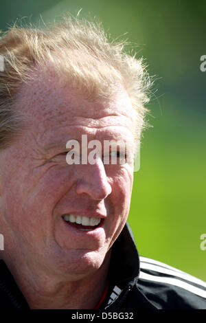 Wolfsburg il capo allenatore Steve McClaren Sorrisi durante una sessione di formazione in Wolfsburg, Germania, 31 agosto 2010. Foto: Jens Wolf Foto Stock