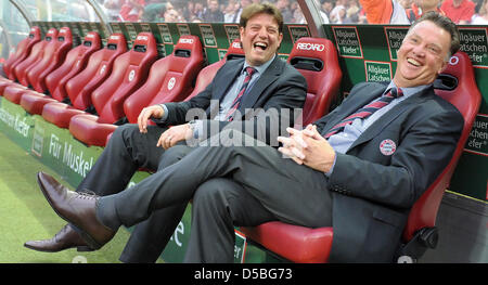 Bundesliga, 2. giornata di gioco - 1. FC Kaiserslautern contro FC Bayern Munich - Il pullman di Monaco di Baviera, Louis van Gaal, ride con un uomo sconosciuto al Fritz-Walter stadium in Kaiserslautern, Germania, 02 settembre 2010. Foto: Ronald Wittek Foto Stock