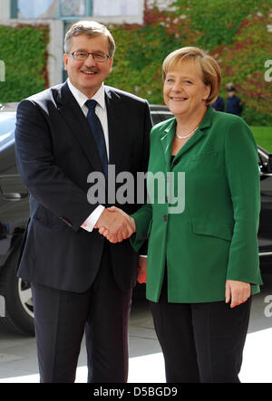 Presidente della Repubblica di Polonia Bronislaw Komorowski, è accolto dal cancelliere tedesco Angela Merkel di fronte alla Cancelleria tedesca a Berlino, Germania, 03 settembre 2010. Foto: RAINER JENSEN Foto Stock