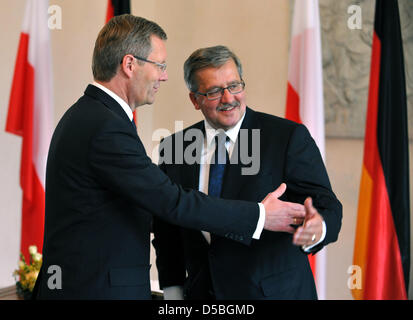 Presidente della Repubblica di Polonia Bronislaw Komorowski (R) e Presidente federale tedesco Christian Wulff (L) a parlare a Bellevue a Berlino, Germania, 03 settembre 2010. Il neo eletto Presidente polacco trascorre la giornata a Berlino per pagare la sua visita inaugurale. Foto: Rainer Jensen Foto Stock