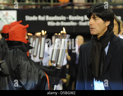 Germania capo allenatore Joachim Löw entra in campo durante UEFA EURO 2012 il qualificatore Belgio vs Germania al King Baudoin Stadium di Bruxelles, Germania, 03 settembre 2010. Foto: Achim Scheidemann Foto Stock