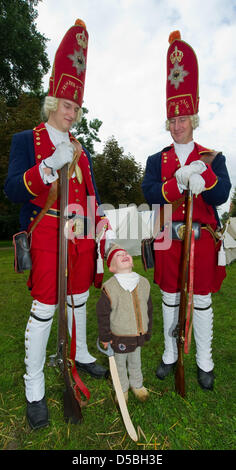 Il cosiddetto Potsdam giganti marzo al loro bivacco in Koenigs Wusterhausen, Germania, 04 settembre 2010. Un grande bivacco celebra il decimo anniversario di Koenigs Wusterhausen il restaurato Palazzo e il ventesimo anniversario di Potsdam giganti, una volta prussiano reggimento di fanteria composta di statura superiore alla media di soldati. Foto: Patrick Pleul Foto Stock