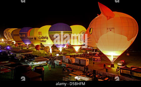 Le mongolfiere sono in primo piano durante un 'Nightglow' presso l'International Balloon Festival 'Montgolfiade' in Warstein, Germania, 04 settembre 2010. Il palloncino sono state illuminate sul terreno. Foto: Andreas Dunker Foto Stock