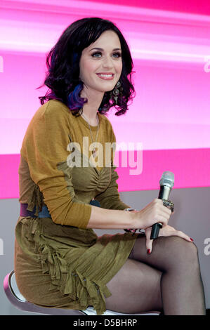 Cantante americana Katy Perry si siede nel corso di una sessione di autografi alla stand in fiera del German Telekom a Berlino, Germania, 5 settembre 2010. In tutto il mondo la più grande esposizione industriale di elettronica di consumo è aperto dal 03 fino al 08 settembre 2010 presso la sala espositiva situata sotto la torre della radio di Berlino. Foto: Robert Schlesinger Foto Stock