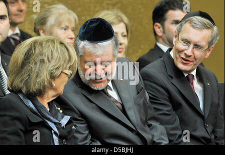 Il Presidente tedesco Christian Wulff (R), il Primo Ministro della Renania Palatinato, Kurt Beck e Presidente del Zentralrat der Juden in Deutschland, Charlotte Knobloch, sono raffigurate durante la cerimonia di inaugurazione della nuova sinagoga di Mainz, Germania, 03 settembre 2010. L'inaugurazione avviene esattamente 72 anni dopo l'inaugurazione della Sinagoga Vecchia, distrutta b Foto Stock