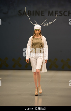 Modello cpd-firme Fashion Fair in Duesseldorf Primavera / Estate 2012 - Sabine Mescher - passerella, selezionato superiori mostrano. Foto Stock