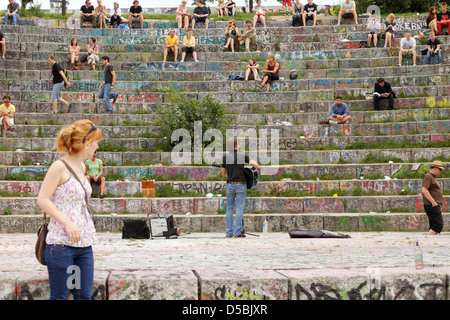 Berlino, Germania, persone nell'anfiteatro della parete Park in Berlin-Prenzlauer Berg Foto Stock