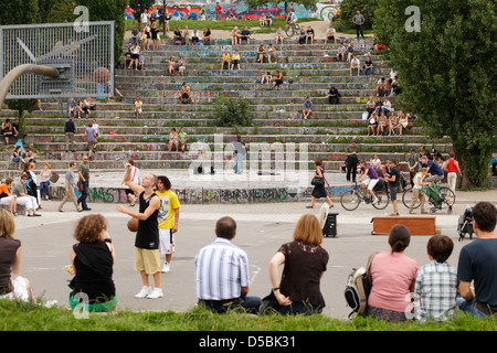 Berlino, Germania, la gente nel Parco di parete in Berlin-Prenzlauer Berg Foto Stock