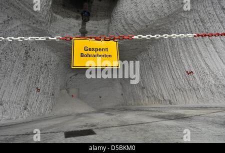 Un segno mette in guardia contro le opere di perforazione durante lavori preparatori per l'eliminazione delle scorie nucleari repository 'Asse', che è in pericolo di collasso, in Remlingen vicino Wolfenbuettel, Germania, 9 settembre 2010. La perforazione è una fase preparatoria prima prova forature prima del previsto il recupero di 126 000 barili con scorie. In primo luogo, le macchine che verranno utilizzati sono testati Foto Stock