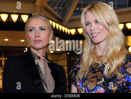 Capo redattore della edizione tedesca della rivista di moda "Vogue" Christiane Arp e modello Claudia Schiffer (R) visita Quartier 206 a Berlino durante la Vogue Fashion's Night Out, Germania, 09 settembre 2010. Foto Stock