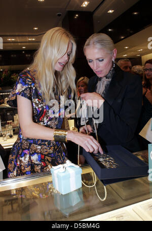 Top Model Claudia Schiffer (L) e capo redattore della edizione tedesca della rivista di moda "Vogue" Christiane Arp stand presso lo stand di Tiffany nel centro commerciale KaDeWe di Berlino, Germania, 09 settembre 2010. Schiffer era un ospite di Vogue Fashion's Night Out. Foto: Xamax Foto Stock