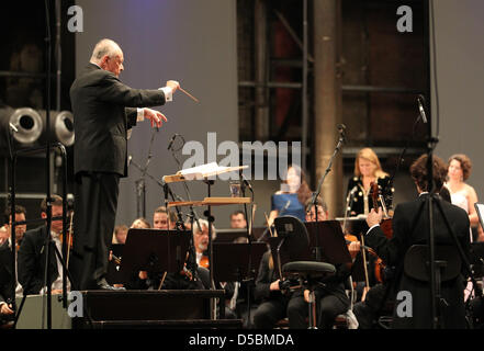 Der Dirigent Lorin Maazel leitet am Freitagabend (10.09.2010) in Duisburg die Generalprobe des Konzertes von Gustav Mahlers Sinfonie n. 8 ES-Dur 'Sinfonie der Tausend' . Mahlers Sinfonie ist Teil der Projektreihe !cantare, die im Kulturhauptstadtjahr einen großen Bogen spannt. Foto: Roland Weihrauch dpa/lnw Foto Stock