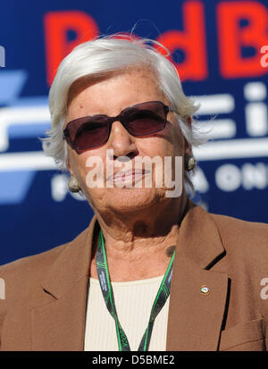 Maria Teresa de Filippis, ex pilota di Formula Uno, sorge nel paddock presso l'Autodromo Nazionale di Monza race track in Italia, 11 settembre 2010. Filippis è stata la prima donna alla guida di Formula Uno e iniziato durante il Gran Premio del Belgio nel 1958 per la Maserati Ha finito come decimo driver. La Formula 2010 grande Prix italiano è tenuto il 12 settembre 2010. Foto: Peter Stef Foto Stock