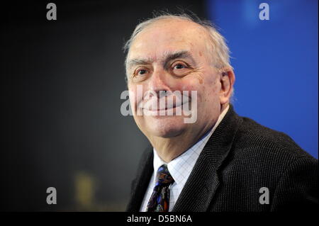 (FILE) - una foto datata 07 febbraio 2009 mostra Claude Chabrol presentando il suo film "Bellamy" al Festival del Cinema di Berlino, Germania. Il direttore francese è morto. Parigi municipio" ha riferito il 12 settembre 2010 che il passato maestro del cinema è morto all età di 80 anni. Foto: Rainer Jensen Foto Stock