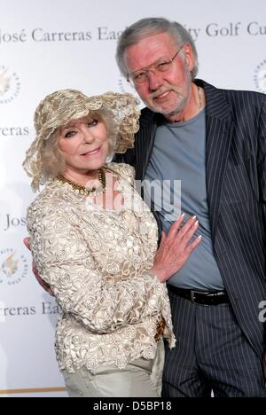 Attrice tedesca Elke Sommer (L) e suo marito Walther Wolf arrivare per la serata di gala di Jose Carreras Eagle carità Golf Cup a Leipzig, Germania, 12 settembre 2010. Proventi della serata di gala sarà devoluto a Jose Carreras Foundation. Foto: Thomas Schulze Foto Stock