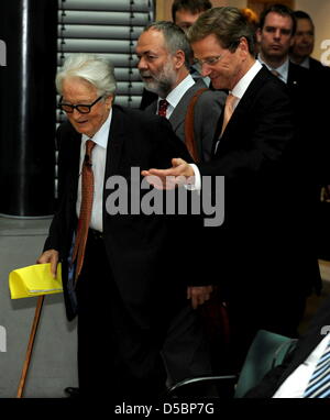 (R-L) il Ministro degli esteri tedesco Guido Westerwelle, ex RDT dell ex ministro degli esteri Markus Meckel e il francese ex ministro degli esteri Roland Dumas arrivare ad un cerimoniale di agire in occasione del ventesimo anniversario della firma della cosiddetta due più quattro accordo di Berlino, Germania, 13 settembre 2010. Il "Trattato sulla liquidazione finale rispetto alla Germania", come è officiall Foto Stock