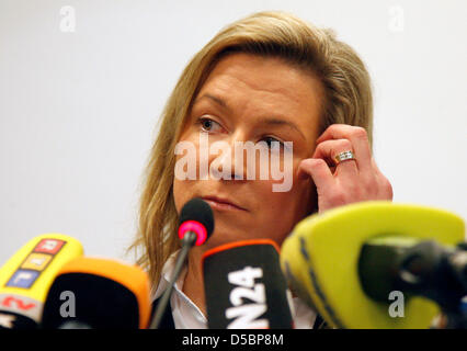 (FILE) un file immagine datata 08 dicembre 2009 del regime tedesco-campione del pattinaggio Claudia Pechstein durante una conferenza stampa a Bad Saarow, Germania. Il 13 settembre 2010 la gestione del cinque volte campione olimpico Pechstein rilasciato ha un esaurimento nervoso e ha a cercare trattamento psicologico che è probabile che ciò significhi la fine definitiva della Pechstein della carriera. Foto: BERND SETTNIK Foto Stock