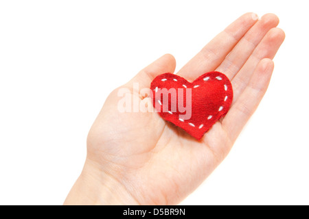 Donna di mano che regge un cuore isolato su sfondo bianco Foto Stock