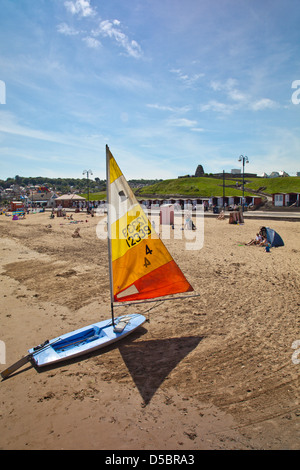 Un colorato "Topper' dinghy sulla spiaggia di Swanage nel Dorset England Regno Unito Foto Stock